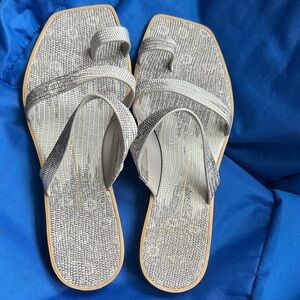 Dolce Vita Isala Silver Metallic Toe-Loop Sandals